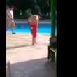 Bimbo ballerino prodigio si scatena in piscina (1)