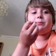 Ragazzino di 9 anni mangia il peperoncino più piccante del mondo e.. (1)