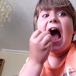 Ragazzino di 9 anni mangia il peperoncino più piccante del mondo e.. (2)
