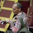 Yanis Varoufakis torna in Parlamento con un'eccentrica camicia rosa FOTO