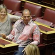 Yanis Varoufakis torna in Parlamento con un'eccentrica camicia rosa FOTO5
