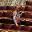 Yanis Varoufakis torna in Parlamento con un'eccentrica camicia rosa FOTO4