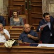 Yanis Varoufakis torna in Parlamento con un'eccentrica camicia rosa FOTO2