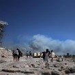 Grecia, incendio ad Atene. In 100 bloccati sulla spiaggia Laconia