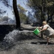 Grecia, incendio ad Atene. In 100 bloccati sulla spiaggia Laconia13