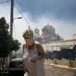 Grecia, incendio ad Atene. In 100 bloccati sulla spiaggia Laconia8