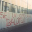 Fiorentina, striscione tifosi contro Balotelli: "Uomo senza onore"