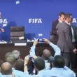VIDEO YouTube - Simon Brodkin, banconote in faccia a Joseph Blatter alla Fifa
