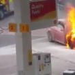 Gb, auto in fiamme al distributore4