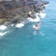 VIDEO YouTube: cane travolto da onda finisce in mare, turisti lo soccorrono 04