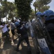 Casal San Nicola (Roma) contro i profughi: scontri fra CasaPound e polizia FOTO