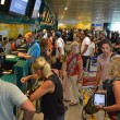 Fiumicino, particolarmente critica situazione Vueling dopo incendio: FOTO passeggeri in fila5