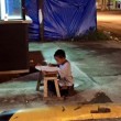 Filippine, bimbo studia alla luce del lampione: FOTO diventa un simbolo 02
