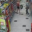 VIDEO YouTube - Lato B fotografato al supermercato: lei lo denuncia ma... 05