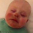Gemma Colley allatta figlio dopo abbronzatura spray FOTO bebè con viso arancione su Fb2