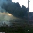 VIDEO YouTube - Aereo Malaysia Airlines abbattuto, coppia in auto: "Oddio, piovono corpi"3