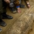 Russia, corpo di bambino nella mummia medievale di betulla 2