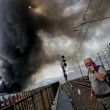 Napoli, vasto incendio vicino ai binari: bloccato traffico metro