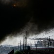 Napoli, vasto incendio vicino ai binari: bloccato traffico metro2