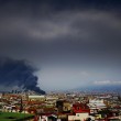 Napoli, vasto incendio vicino ai binari: bloccato traffico metro3