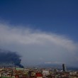 Napoli, vasto incendio vicino ai binari: bloccato traffico metro4