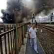 Napoli, vasto incendio vicino ai binari: bloccato traffico metro6