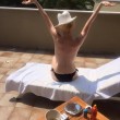 Patty Pravo topless in terrazza: a 67 anni un fisico da ragazza FOTO2