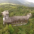 Indonesia, chiesa a forma di pollo gigante nascosta nella giungla01