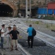 Roma Lido, treni non partono: pendolari esasperati occupano i binari2