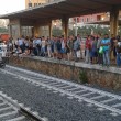 Roma Lido, treni non partono: pendolari esasperati occupano i binari1