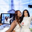 Kim Kardashian al museo di Madame Tussauds: statua di cera in posa selfie FOTO