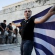 militante Syriza brucia la bandiera del partito. FOTO proteste Atene4