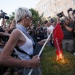 militante Syriza brucia la bandiera del partito. FOTO proteste Atene5