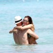 Aida Yespica, bagno hot con il fidanzato Roger Jenkins a Formentera FOTO4