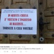 Prete Spoleto: "Niente razzisti in chiesa, tornate a casa vostra!". Salvini: "Povera Chiesa"