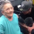Gb, bisnonna di 79 anni va in sedia a rotelle a farsi fare un tatuaggio1