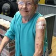 Gb, bisnonna di 79 anni va in sedia a rotelle a farsi fare un tatuaggio