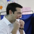 Tsipras al seggio, folla di giornalisti: "Democrazia vince su paura04