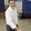 Tsipras al seggio, folla di giornalisti: "Democrazia vince su paura06