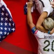 Mondiali calcio femminile: Abby Wambach, attaccante Usa bacia moglie