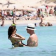 Aida Yespica, bagno hot con il fidanzato Roger Jenkins a Formentera FOTO5