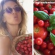 Barbara D'Urso in vacanza: relax, selfie con i baci e...fornelli