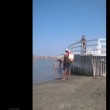 VIDEO YouTube, Fiumicino: insulti a ragazza al mare col cane3
