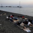 Kos (Grecia), migranti arrivano sulle spiagge dei turisti che prendono il sole9