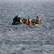 Kos (Grecia), migranti arrivano sulle spiagge dei turisti che prendono il sole8