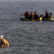 Kos (Grecia), migranti arrivano sulle spiagge dei turisti che prendono il sole6