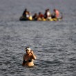 Kos (Grecia), migranti arrivano sulle spiagge dei turisti che prendono il sole5