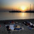 Kos (Grecia), migranti arrivano sulle spiagge dei turisti che prendono il sole3
