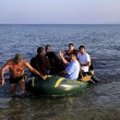 Kos (Grecia), migranti arrivano sulle spiagge dei turisti che prendono il sole2