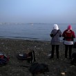 Kos (Grecia), migranti arrivano sulle spiagge dei turisti che prendono il sole